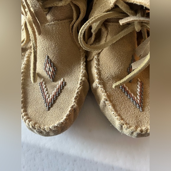 Manitobah Mukluks Moccasin w/ beaded detail Size L9/M7 - Picture 3 of 7